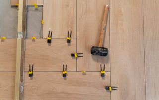 Pose carrelage effet parquet