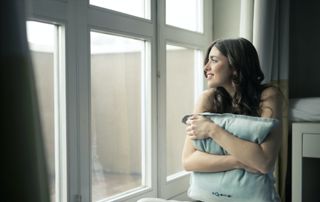 femme regardant par la fenêtre