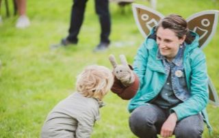 jeune enfant et adulte déguisé