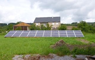 panneaux solaires dans jardin