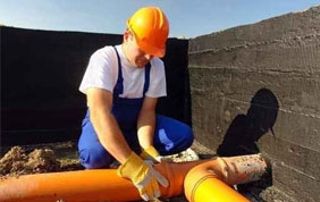 professionnel qui débouche un tuyau