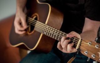 homme qui joue de la guitare