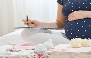 femme enceinte rédigeant liste de naissance