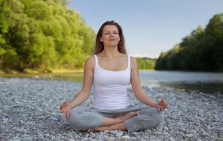 femme qui pratique la méditation