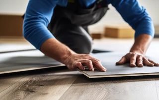 Ouvrier posant un parquet