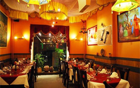 intérieur restaurant dans les tons oranges