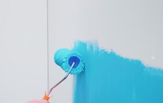 Rouleau de peinture bleue