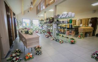 cercueils et fleurs dans funérarium