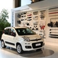 voiture blanche dans un showroom