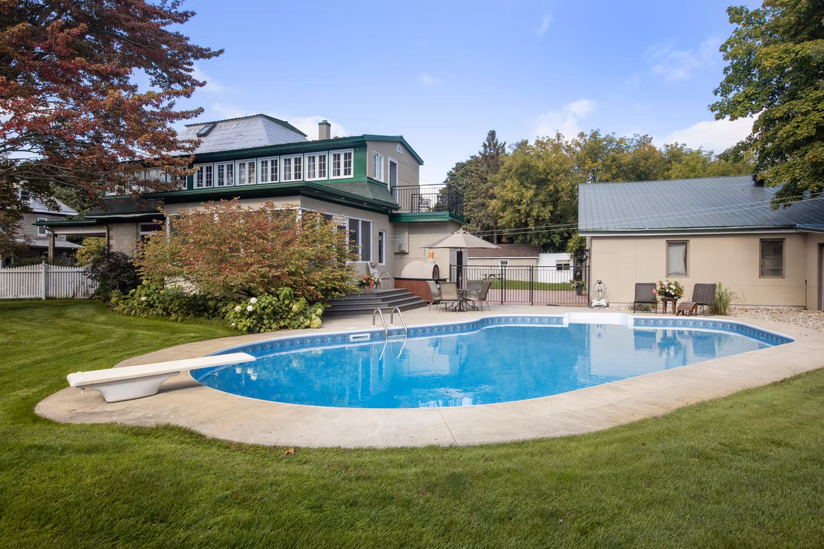 piscine dans jardin