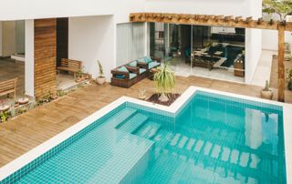 piscine sur terrasse en bois