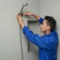 plombier installant un pommeau de douche