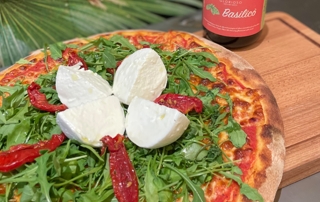 pizza posée sur une planche en bois