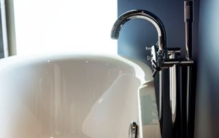 Baignoire et robinet