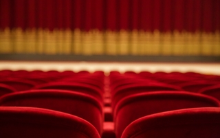 salle de théâtre avec sièges et rideaux rouges