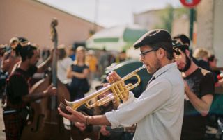 trompettiste jouant de la musique