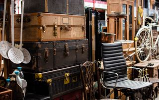 Meubles à vendre dans un magasin
