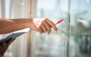 vitre fendue désigné par un professionnel